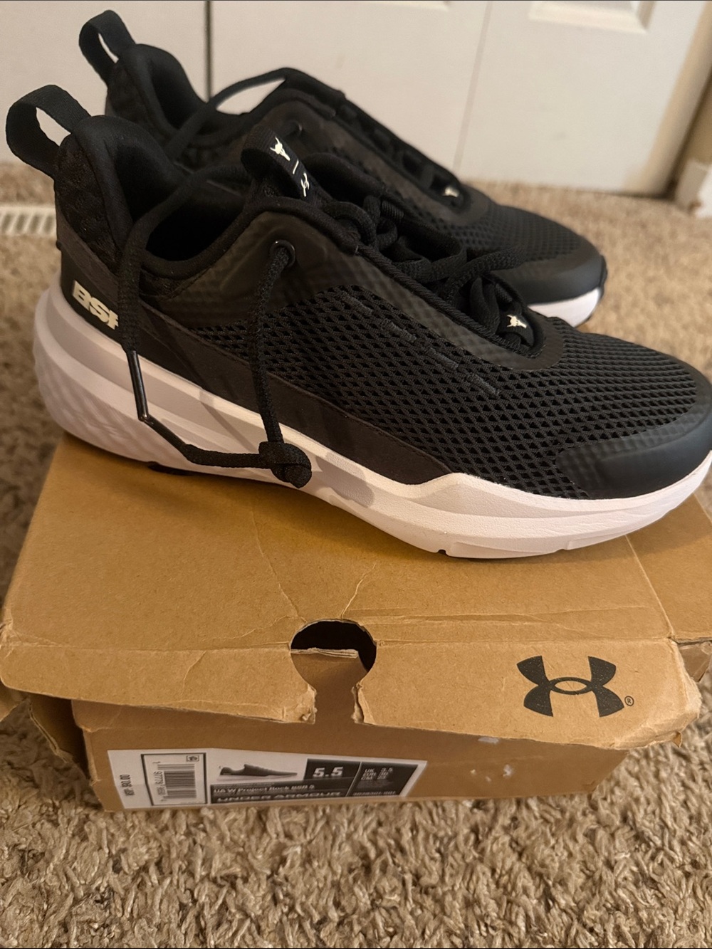 Womens 5.5 Under Armour Black & White Mesh Athletic Sneakers